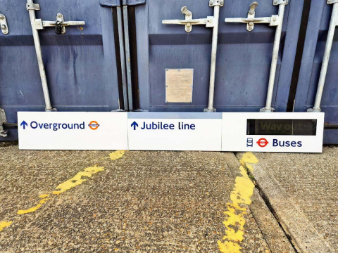 Overground Jubilee Line Buses with Lightbox (1982024)