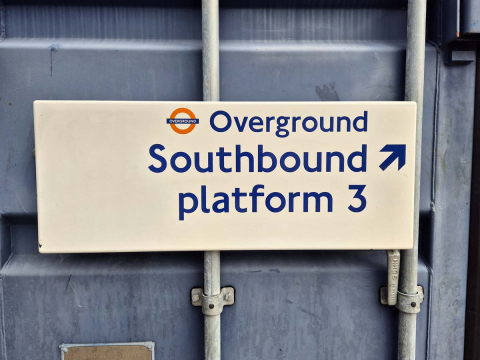 Overground Southbound Platform 3 Arrow Right (2002024)