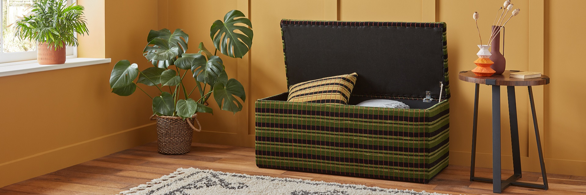 Moquette hinged ottoman blanket chest
